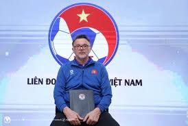 VFF và bài học bồi thường cho HLV người Pháp